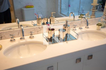 Apartamento à venda com 260m², 3 quartos e 4 vagas Apartamento à venda com 260m², 3 quartos e 4 vagasBanheiro 2 da Suíte 2