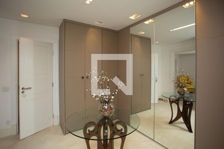 Apartamento à venda com 260m², 3 quartos e 4 vagas Apartamento à venda com 260m², 3 quartos e 4 vagasCloset da suíte 2