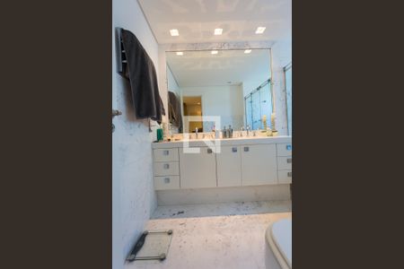 Apartamento à venda com 260m², 3 quartos e 4 vagas Apartamento à venda com 260m², 3 quartos e 4 vagasBanheiro 2 da Suíte 2