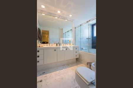 Apartamento à venda com 260m², 3 quartos e 4 vagas Apartamento à venda com 260m², 3 quartos e 4 vagasBanheiro 2 da Suíte 2