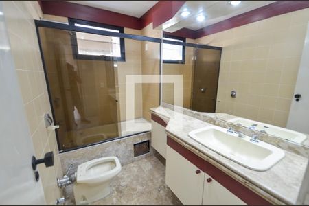 Apartamento à venda com 200m², 4 quartos e 2 vagas Apartamento à venda com 200m², 4 quartos e 2 vagasBanheiro da Suíte 1