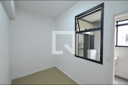 Apartamento à venda com 200m², 4 quartos e 2 vagas Apartamento à venda com 200m², 4 quartos e 2 vagasQuarto de Serviço