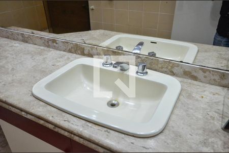 Apartamento à venda com 200m², 4 quartos e 2 vagas Apartamento à venda com 200m², 4 quartos e 2 vagasBanheiro da Suíte 1