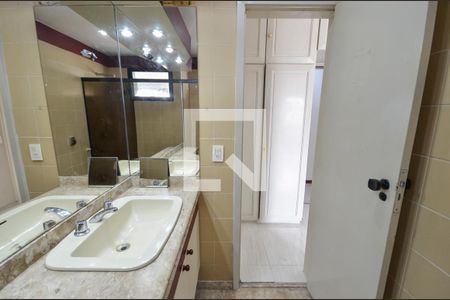 Apartamento à venda com 200m², 4 quartos e 2 vagas Apartamento à venda com 200m², 4 quartos e 2 vagasBanheiro da Suíte 1