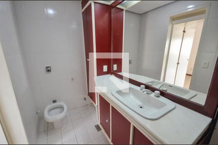 Apartamento à venda com 200m², 4 quartos e 2 vagas Apartamento à venda com 200m², 4 quartos e 2 vagasBanheiro da Suíte 2