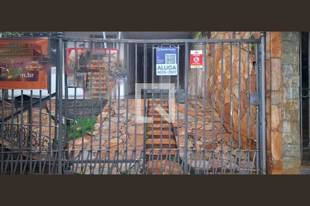 Casa para alugar com 285m², 3 quartos e 2 vagas Casa para alugar com 285m², 3 quartos e 2 vagasPlaca de aluga instalada na fachada do imóvel (XHAW-113)