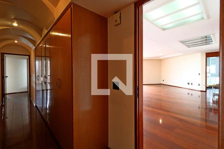 Apartamento para alugar com 260m², 4 quartos e 4 vagasCorredor
