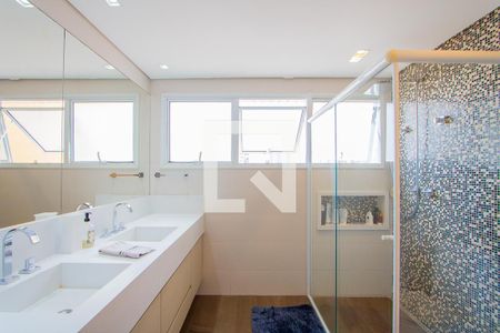 Apartamento à venda com 232m², 4 quartos e 4 vagasBanheiro do quarto 1