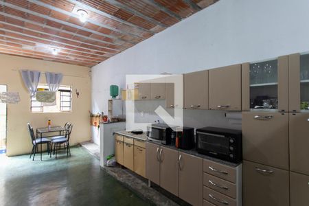 Casa à venda com 360m², 8 quartos e 2 vagas Casa à venda com 360m², 8 quartos e 2 vagasCasa 3 - Cozinha e área de serviço