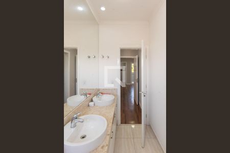 Casa de condomínio à venda com 320m², 4 quartos e 4 vagasBanheiro da Suíte 2