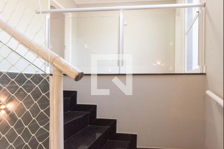 Casa de condomínio à venda com 320m², 4 quartos e 4 vagasEscada