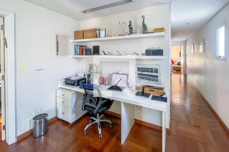 Casa à venda com 500m², 4 quartos e 3 vagas Casa à venda com 500m², 4 quartos e 3 vagasEscritório