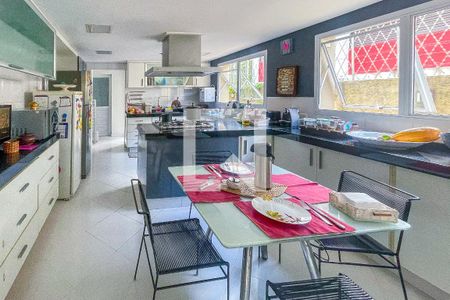 Casa à venda com 500m², 4 quartos e 3 vagas Casa à venda com 500m², 4 quartos e 3 vagasCozinha