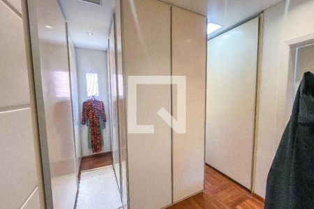 Casa à venda com 500m², 4 quartos e 3 vagas Casa à venda com 500m², 4 quartos e 3 vagasCloset da suíte