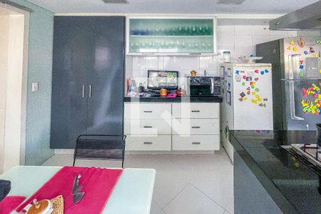 Casa à venda com 500m², 4 quartos e 3 vagas Casa à venda com 500m², 4 quartos e 3 vagasCozinha