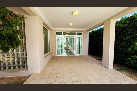 Casa de condomínio à venda com 410m², 4 quartos e 6 vagas Casa de condomínio à venda com 410m², 4 quartos e 6 vagasQuintal