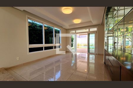 Casa de condomínio à venda com 410m², 4 quartos e 6 vagas Casa de condomínio à venda com 410m², 4 quartos e 6 vagasSala