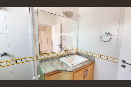 Casa de condomínio à venda com 410m², 4 quartos e 6 vagas Casa de condomínio à venda com 410m², 4 quartos e 6 vagasBanheiro da Suíte 2