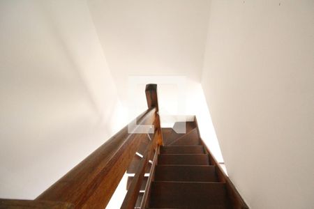 Apartamento à venda com 60m², 2 quartos e 1 vagaEscada para o quarto e suíte