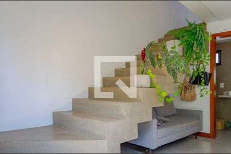 Casa para alugar com 127m², 3 quartos e 1 vaga Casa para alugar com 127m², 3 quartos e 1 vagaEscada
