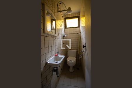 Casa de condomínio à venda com 500m², 6 quartos e 2 vagas Casa de condomínio à venda com 500m², 6 quartos e 2 vagasBanheiro de Serviço