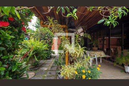 Casa de condomínio à venda com 500m², 6 quartos e 2 vagas Casa de condomínio à venda com 500m², 6 quartos e 2 vagasQuintal