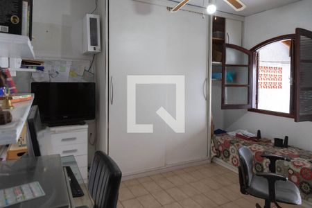 Casa à venda com 176m², 3 quartos e 3 vagas Casa à venda com 176m², 3 quartos e 3 vagasEscritório