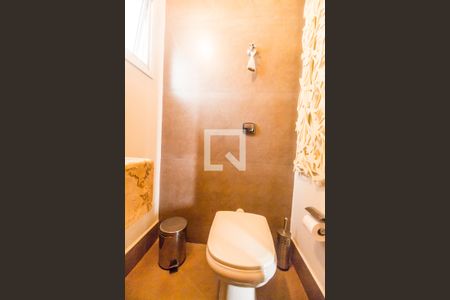 Casa de condomínio à venda com 258m², 4 quartos e 6 vagasBanheiro de Serviço