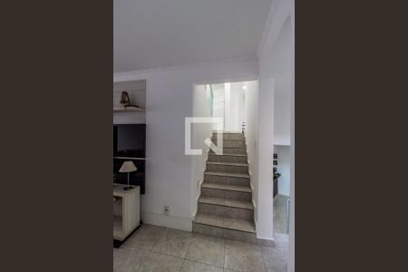 Casa de condomínio à venda com 258m², 4 quartos e 6 vagasEscada