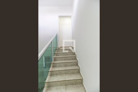 Casa de condomínio à venda com 258m², 4 quartos e 6 vagasEscada