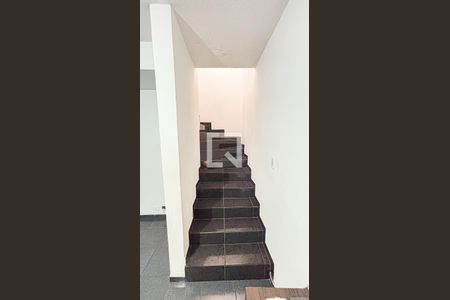 Casa à venda com 180m², 4 quartos e 2 vagas Casa à venda com 180m², 4 quartos e 2 vagasEscada