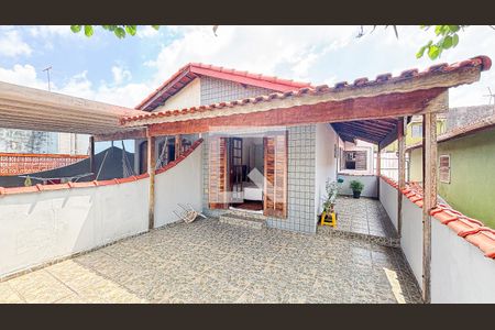 Casa à venda com 180m², 4 quartos e 2 vagas Casa à venda com 180m², 4 quartos e 2 vagasQuarto 1 - Varanda