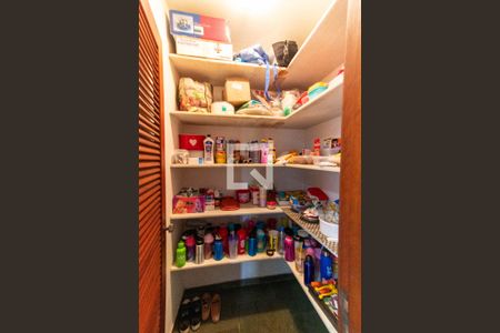 Casa de condomínio à venda com 618m², 4 quartos e 2 vagasDespensa