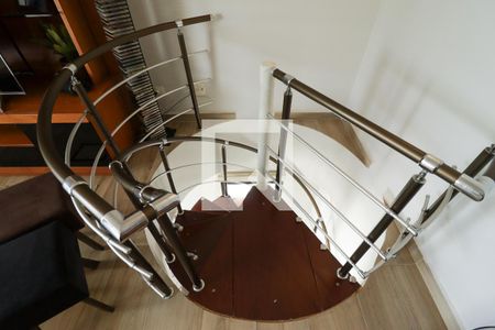 Apartamento à venda com 180m², 3 quartos e 3 vagas Apartamento à venda com 180m², 3 quartos e 3 vagasEscada