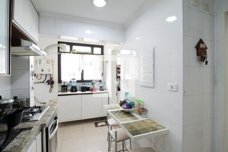 Apartamento à venda com 180m², 3 quartos e 3 vagas Apartamento à venda com 180m², 3 quartos e 3 vagasCozinha e Área de Serviço
