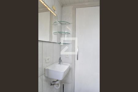 Banheiro de kitnet/studio para alugar com 1 quarto, 20m² em Cristo Rei, Curitiba