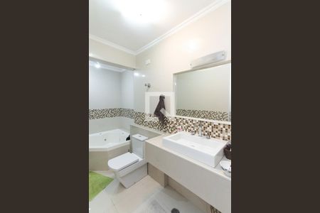 Casa à venda com 240m², 3 quartos e 3 vagasBanheiro da Suíte 1