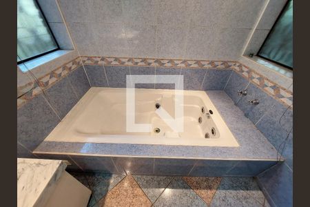 Casa à venda com 402m², 5 quartos e 4 vagasBanheira / Banheiro 2