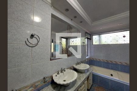 Casa à venda com 402m², 5 quartos e 4 vagasBanheiro 2