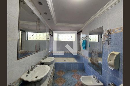 Casa à venda com 402m², 5 quartos e 4 vagasBanheiro 2