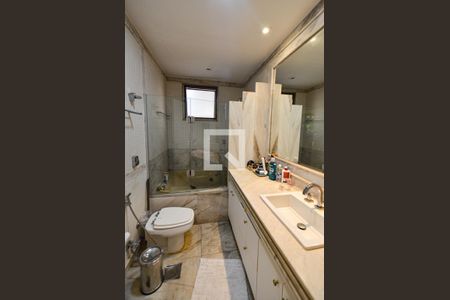 Apartamento à venda com 239m², 4 quartos e 3 vagas Apartamento à venda com 239m², 4 quartos e 3 vagasBanheiro 2