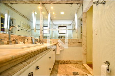 Apartamento à venda com 239m², 4 quartos e 3 vagas Apartamento à venda com 239m², 4 quartos e 3 vagasBanheiro