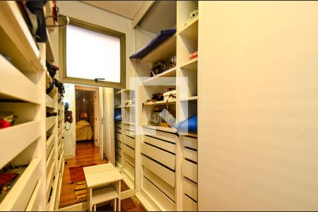 Apartamento à venda com 239m², 4 quartos e 3 vagas Apartamento à venda com 239m², 4 quartos e 3 vagasCloset