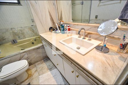 Apartamento à venda com 239m², 4 quartos e 3 vagas Apartamento à venda com 239m², 4 quartos e 3 vagasBanheiro 2