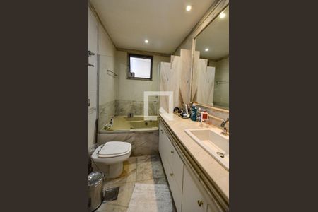 Apartamento à venda com 239m², 4 quartos e 3 vagas Apartamento à venda com 239m², 4 quartos e 3 vagasBanheiro 2