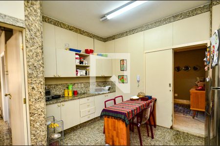 Apartamento à venda com 239m², 4 quartos e 3 vagas Apartamento à venda com 239m², 4 quartos e 3 vagasCozinha