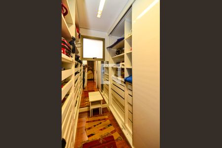 Apartamento à venda com 239m², 4 quartos e 3 vagas Apartamento à venda com 239m², 4 quartos e 3 vagasCloset