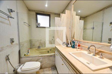 Apartamento à venda com 239m², 4 quartos e 3 vagas Apartamento à venda com 239m², 4 quartos e 3 vagasBanheiro 2