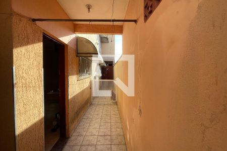 Casa para alugar com 200m², 3 quartos e 2 vagasCorredor externo