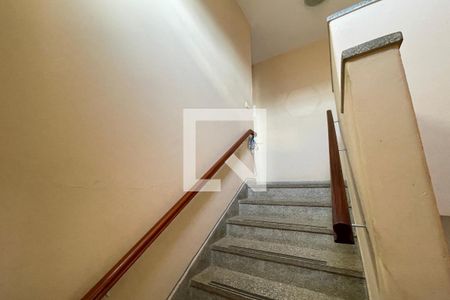 Casa para alugar com 200m², 3 quartos e 2 vagasEscada